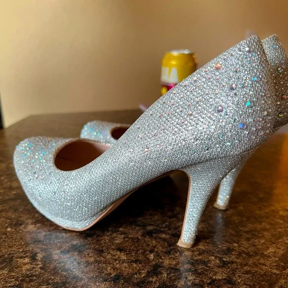 Escarpins Blossom Collection Talons Aiguilles Silver – Taille 7 US